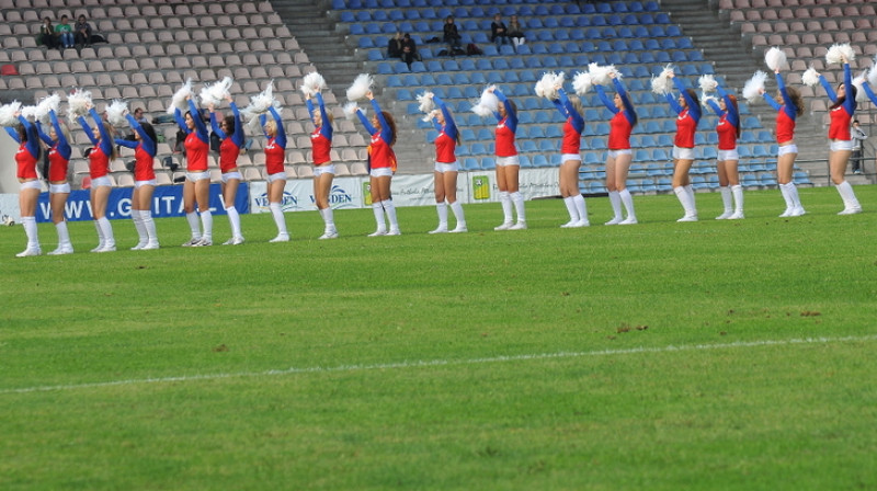 Svētdien futbola spēles pārtraukumā starp "Skonto" un "Ventspils" komandām savu prasmi futbola laukuma zālājā demonstrēja arī karsējmeitenes. 
Foto: Romualds Vambuts, Sportacentrs.com.