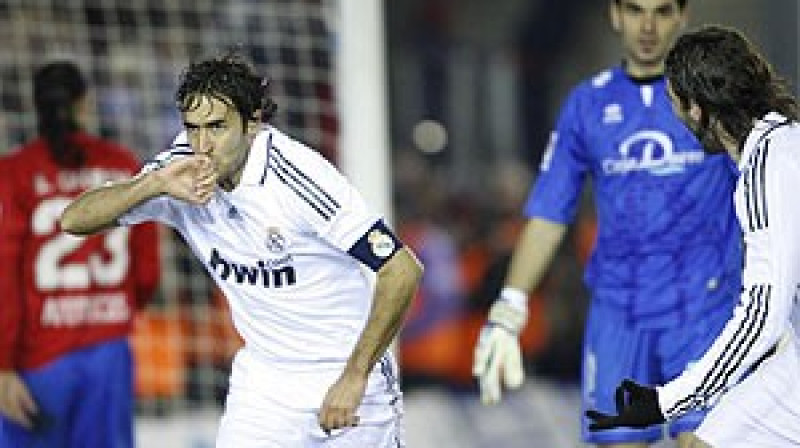 Rauls Gonzalezs (pa kreisi) nule kā guvis 307. vārtus Madrides "Real" sastāvā
Foto: marca.com
