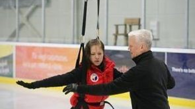 Jāks Gross apmāca "Zemgale" treneri Kristīni Vansoviču. Foto: Santis Zībergs, jelgavniekiem.lv