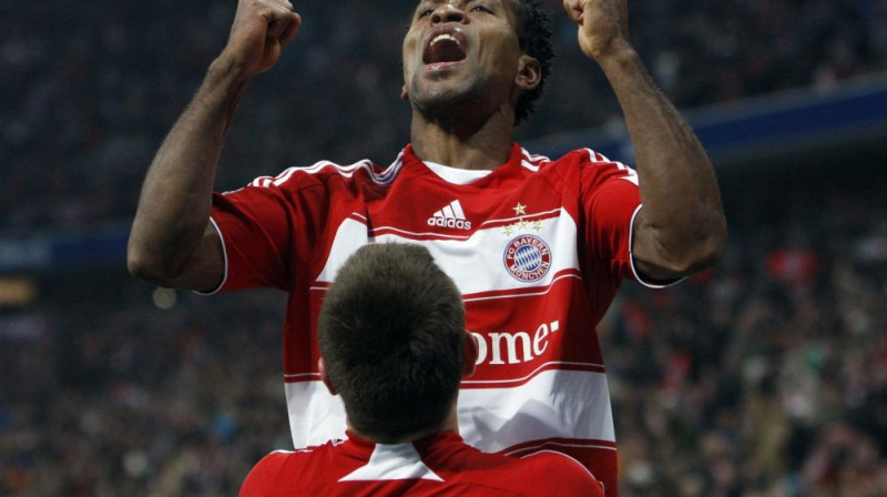 Ze Roberto (Bayern) svin savu vārtu guvumu
Foto: AP