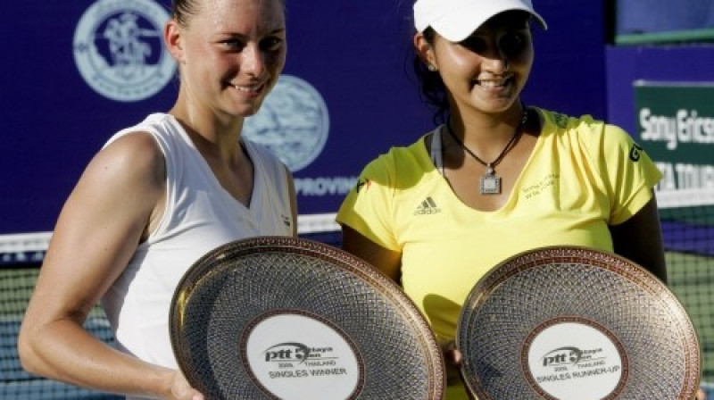 Vera Zvonarjova un Sanja Mirza
Foto: AFP