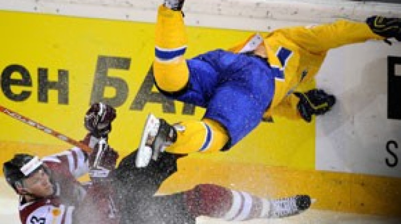 Guntis Galviņš cīņā ar Zviedrijas hokejistu
Foto: AFP
