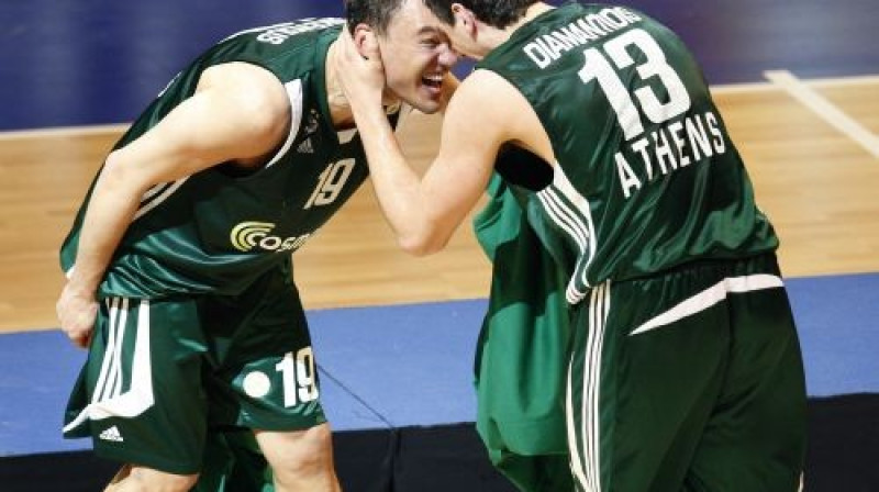 Šarūns Jasikēvičs un Dmitris Diamantidis
nododas svinībām.
Foto: AP