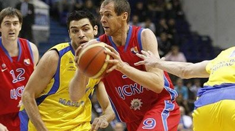 Ramūns Šiškausks pret Karlosu Delfino.
Foto: cskabasket.com