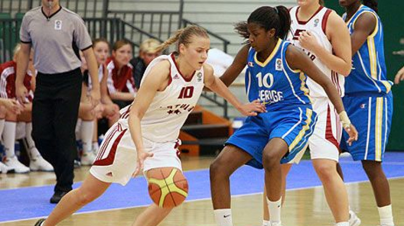 Anna Sonka un Sabīne Niedola 
Foto: FIBA