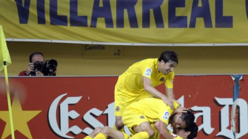 ''Villarreal'' futbolistu prieks par kārtējiem vārtiem
Foto: AP