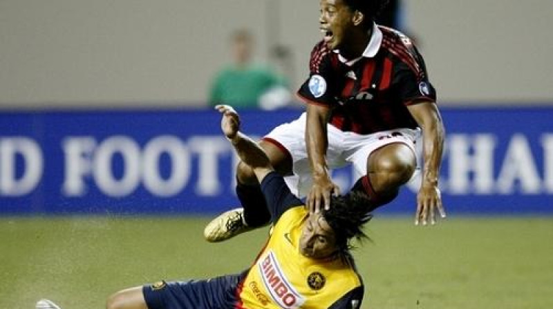 Ronaldinju cīnās ar meksikāņu futbolistu
Foto: AFP