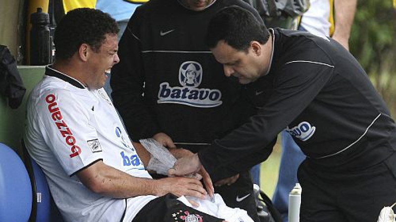 Ronaldo tikko nomainīts un saņem komandas
mediķu palīdzību
Foto: AP