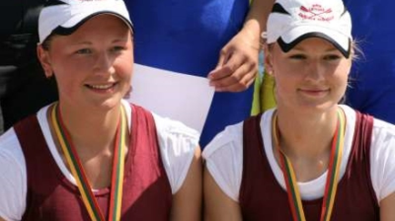 Karīna Kubānova un Liene Stuberovska 
Foto: www.rowing.lv