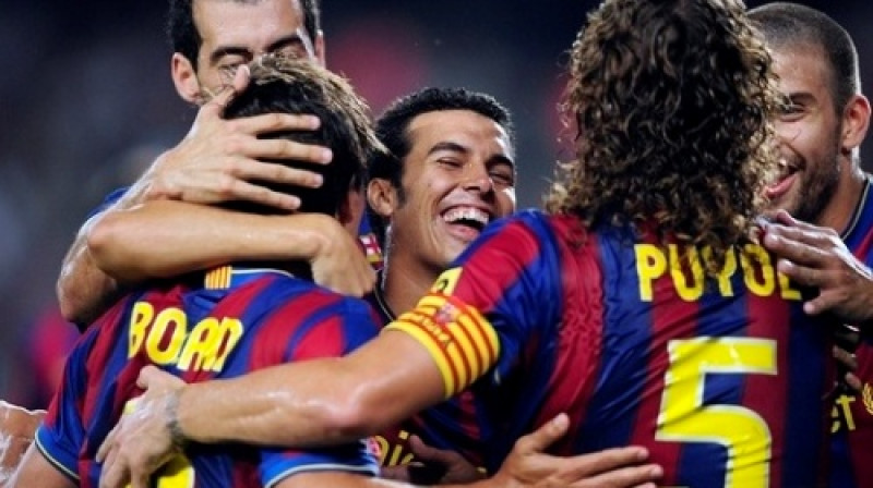 "Barcelona" futbolisti priecājas pēc pirmo vārtu guvuma 
Foto: AP