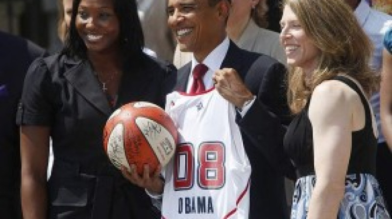 Obama ar WNBA čempionēm Šerilu Fordu un Keitiju Smitu
Foto: Associated Press