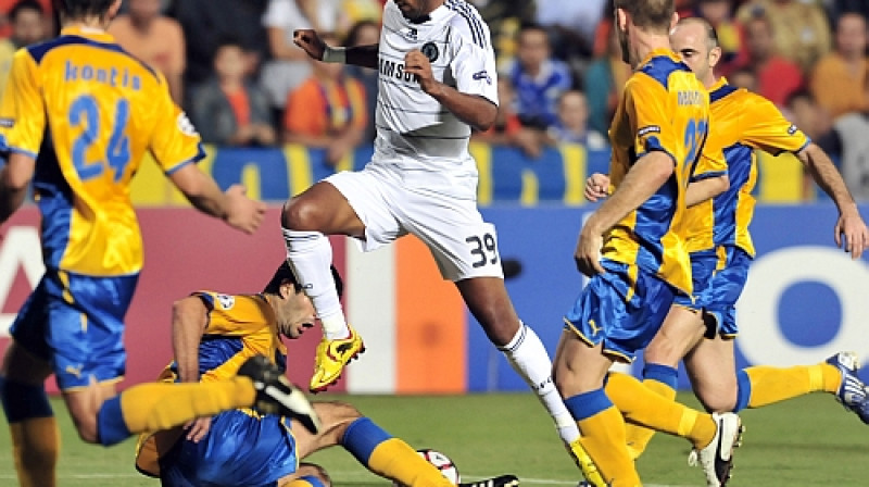 Nikolā Anelka "APOEL" spēlētāju ielenkumā.
Foto: AFP