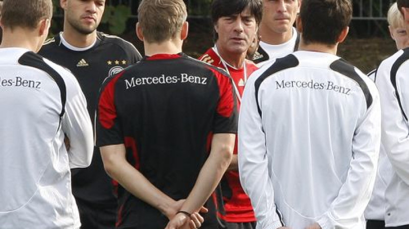 Vācijas izlases spēlētāji uzklausa trenera norādījumus
Foto: AP