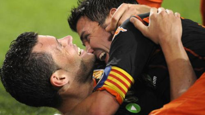 "Valencia" kapteinis Davids Vilja sveic uzvaras vārtu autoru Davidu Navaro 
Foto: AFP
