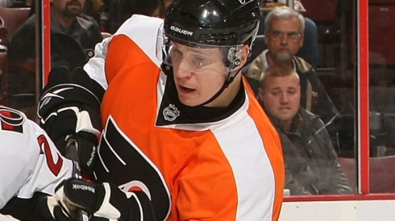 Oskars Bārtulis ir pielaikojis Flyers kreklu. Tagad vajadzētu pasvīst, lai tas nepaliek par viņa vienīgo sasniegumu NHL laukumos. 
Foto: AFP/Scanpix