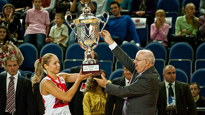 "Spartak" spēlētāja Ilona Korstina no FIBA Europe prezidenta Georga Vasilakopulosa saņem Eiropas Superkausu 
Foto: www.fibaeurope.com