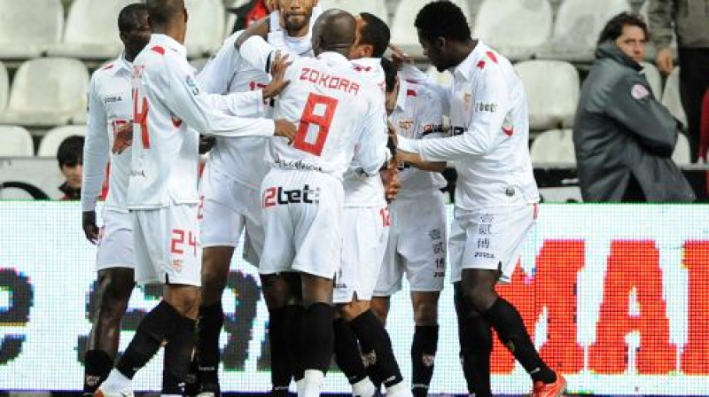 "Sevilla" futbolisti atzīmē vārtu guvumu
Foto: AFP/ Scanpix