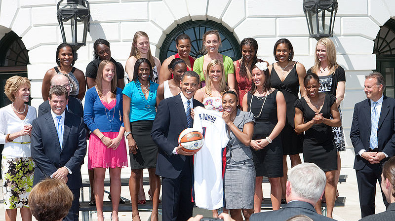 Renee Montgomery un 44. ASV prezidents Barack Obama pēc "UConn Huskies" sestās uzvaras NCAA čempionātā