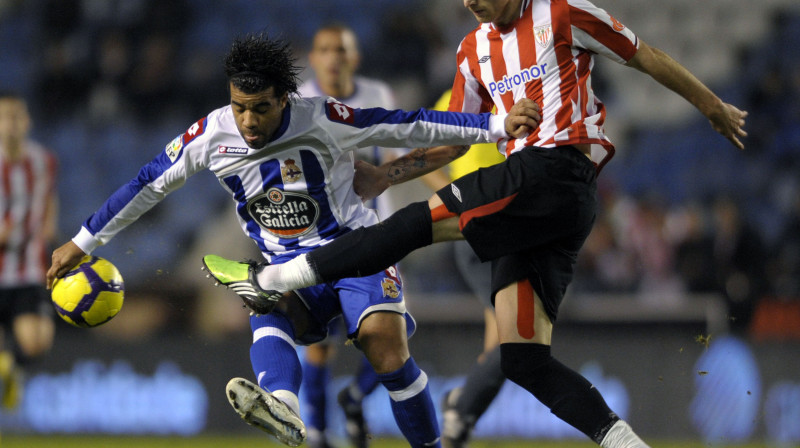 Cīņa starp Rodolfo Bodipo ("Deportivo") un Fernando Amorebjetu ("Athletic Bilbao")
Foto: AFP