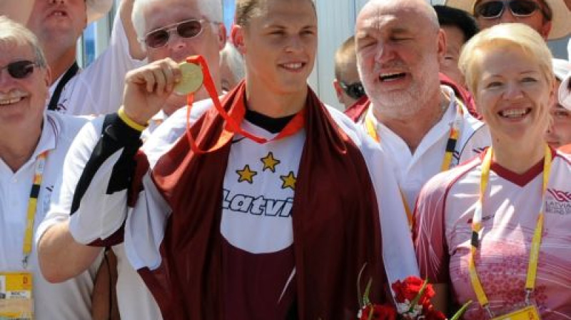 Latvijas sportistu panākumu brīžos kopā nofotografēties grib arī tie, kas iepriekš "baļķa nešanu" tikai skaisti komentējuši