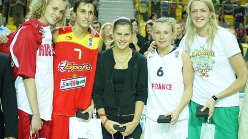 Alba Torrens (otrā no kreisās), Elīna Babkina un Gintare Petronyte (pirmā no labās) 2009. gada jūlijā iekļuva Eiropas U-20 
čempionāta simboliskajā piecniekā
Foto: Marcin Indzierowski