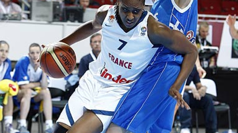 Sandrīne Gruda bija viena no Francijas izlases līderēm, kas palīdzēja francūzietēm izcīnīt uzvaru aizvadītā gada Eiropas Čempionātā Latvijā.
Foto: Ciamillo&Castoria, FIBAEurope.com