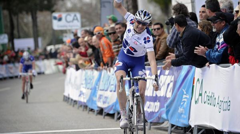 Benuā Vaugrenārds (Française des Jeux's) svin uzvaru.
Foto: cyclingnews.com