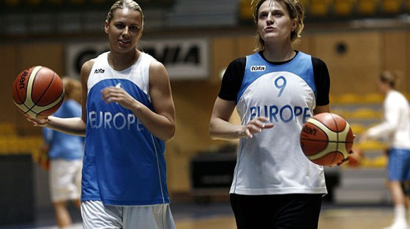 Anete Jēkabsone-Žogota un Hana Horākova 2011. gada pirmajā pusē spēlēja "Fenerbahce" sastāvā, bet starpsezonā pievienojās Jekaterinburgas UGMK
Foto: fibaeurope.com