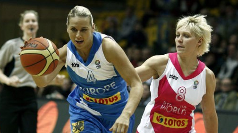 Anete Jēkabsone-Žogota un viņas kolēģe "Connecticut Sun", austrāliete Erin Phillips šonedēļ Gdiņā piedalījās FIBA Eirolīgas Visu Zvaigžņu spēlē
Foto: fibaeurope.com