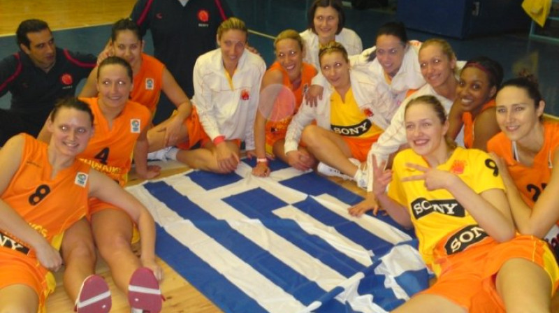 Labajā malā - lietuviešu centra spēlētāja Gintare Petronīte un Latvijas 2008. gada čempione Ruth Riley