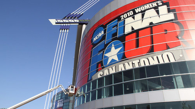 San Antonio "Alamodome" arēna gatavojas "Final Four" dalībnieču uzņemšanai 4. un 6. aprīlī
Foto: NCAA