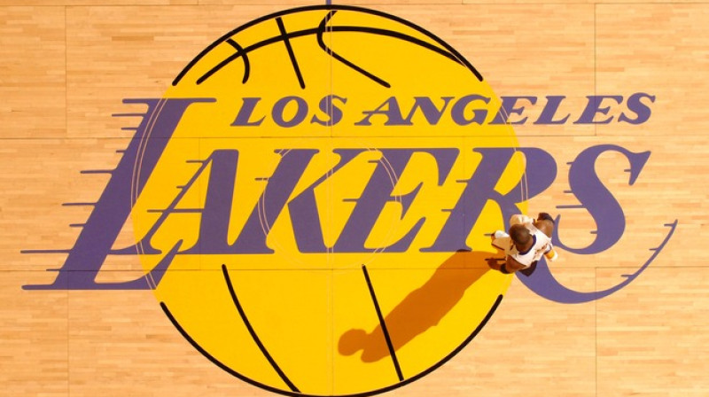 Līdz šim Kobe Braients pārstāvējis tikai "Lakers" krāsas
Foto: AP