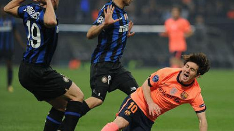 Lionels Mesī pret diviem "Inter" futbolistiem
Foto: AFP/Scanpix