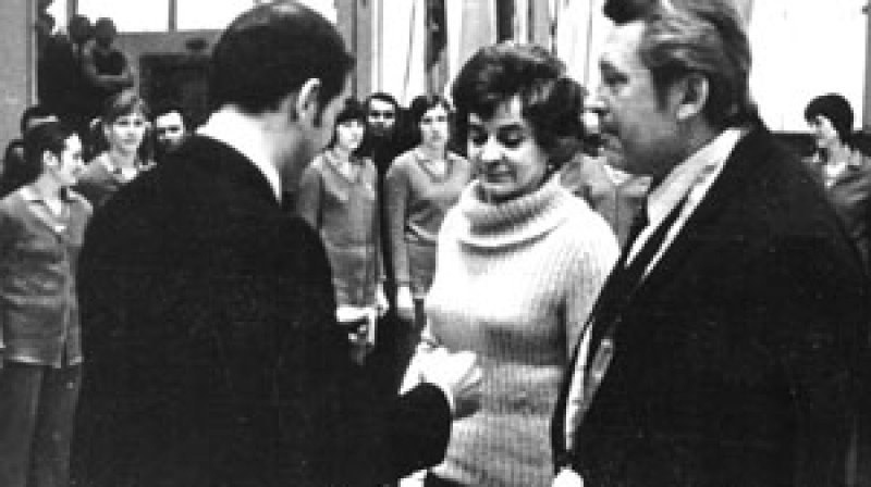 Abi TTT treneri - Raimonds Karnītis un Dzidra Karamiševa - saņem PSRS čempionu medaļas (1973. gads).
Foto: www.gramata21.lv