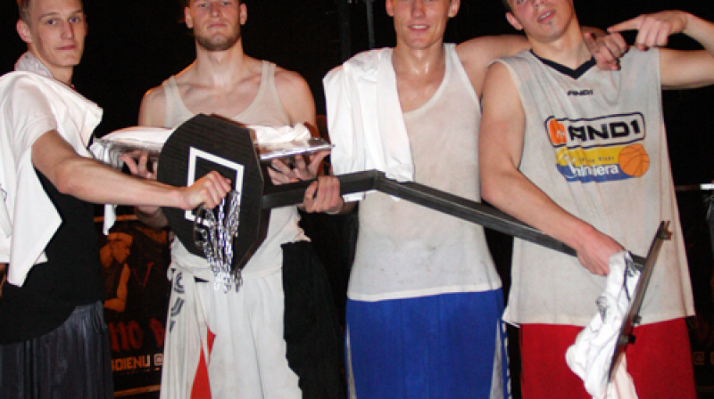 "Ghetto Basket" vasaras pirmie uzvarētāji - "Bonaparty"
Foto: Renārs Buivids