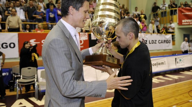 Edijs Šlesers saņem LBL čempionu kausu no LBS ģenerālsekretāra Edgara Šnepa rokām 
Foto: Romāns Kokšarovs, Sporta Avīze, f64