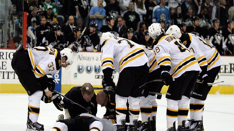 Bostonas "Bruins" komanda pēc Meta Kuka spēka paņēmiena pret Marku Savāru.
Foto: AP/Scanpix