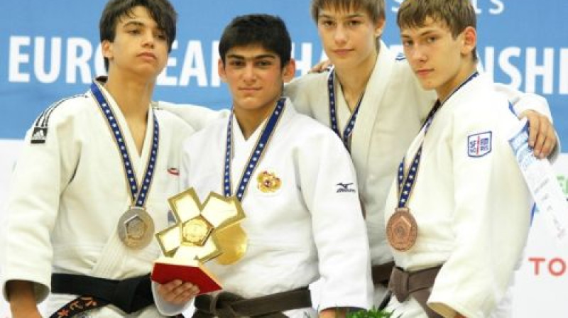 Vakar Latvijai bronzas medaļu izcīnīja Vladislavs Staruhs (otrais no labās)
Foto: www.eju.net