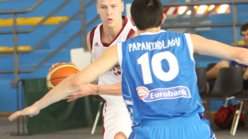 Kristers Zeidaks cenšas uzlauzt grieķu aizsardzību 
Foto: FIBA Europe