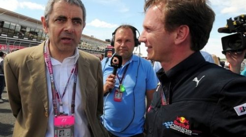 Rovans Atkinsons jeb Misters Bīns sarunājas ar "Red Bull" vadītāju Kristianu Horneru
Foto: PA Wire