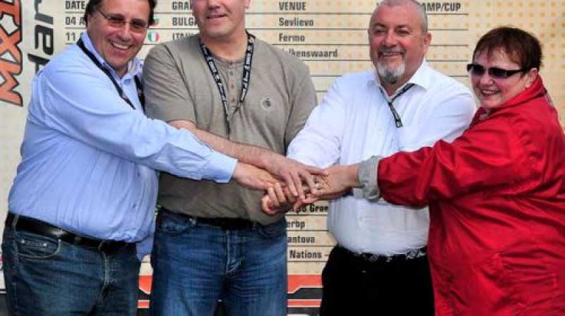 Dr. Volfgangs (no kreisās), Salvis Freimanis, Džuzepe Longo un Ņina Birjukova
Foto: www.motocrossmx1.com