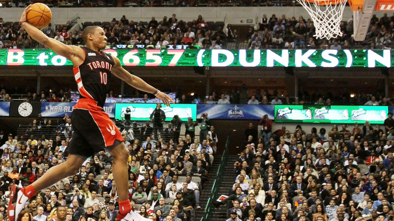 Demars Derozans piedalījās 2010. gada NBA ''All Star'' spēles ''slam-dunk'' konkursā. Foto: AFP/Scanpix.