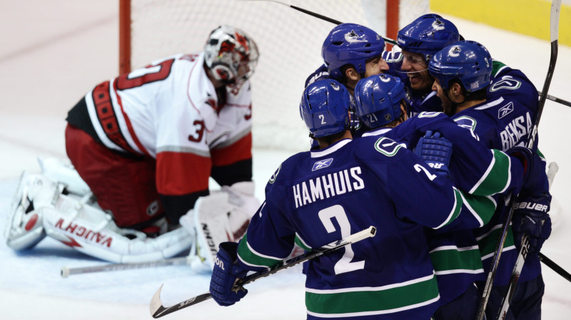 "Hurricanes" vārtsargam Kemam Vordam mačā pret "Canucks" piecas reizes nācās ķeksēt ripu no saviem vārtiem 
Foto: AP/Scanpix