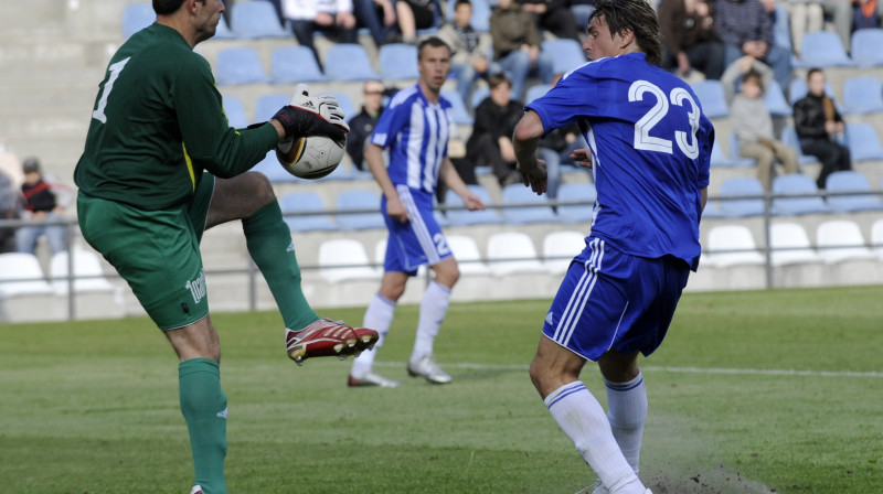 "Skonto" vārtsargs Kaspars Ikstens (pa kreisi) pret "Liepājas metalurgs" snaiperi Kristapu Grebi - kurš kuru? Foto: Romāns Kokšarovs, Sporta Avīze