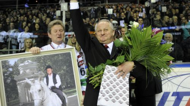 Jūliuss Šuplers Rīgā nosvinēja savu 60. dzimšanas dienu un tika atzīts par 2010. gada "Goda rīdzinieku."

Foto: Romāns Kokšarovs, Sporta Avīze, f64
