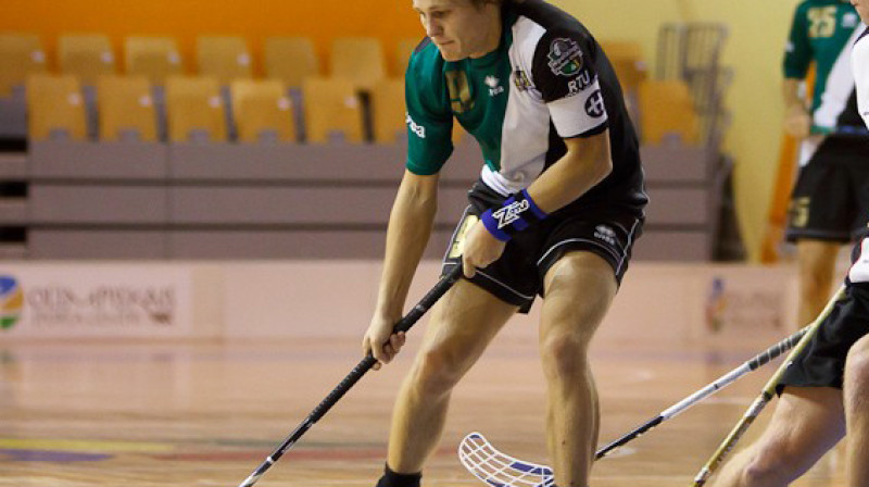 Aināram Juškēvičam (RTU/Inspecta) šodienas spēlē pieci punkti
Foto: Mārtiņš Šults, www.floorball.lv