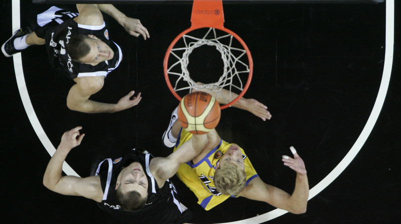 Gatis Jahovičs rīt cīņā zem groziem nevarēs palīdzēt Artjomam Parahovskim. 
Foto: Romāns Kokšarovs, Sporta Avīze, f64