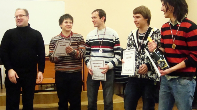 No kreisās: LŠF viceprezidents Ilmārs Krūms, Jurijs Mihailovs, Artūrs Neikšāns, Ņikita Meškovs un Matīss Mustaps