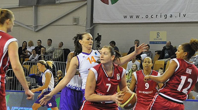 Aija Brumermane bijusi viena no Francijas komandas USO Mondeville vērtīgākajām spēlētājām. Foto: fibaeurope.com