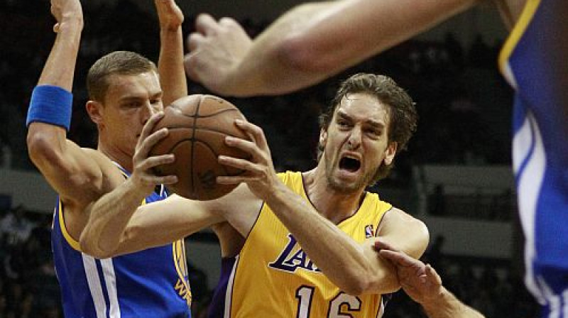 Andris Biedriņš pret Pau Gasolu
Foto: AP/Scanpix